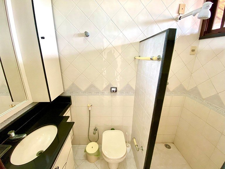 Casa Maravilhosa com AR e PISCINA a 80m da praia
