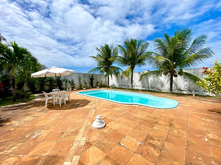 Casa de Praia com Ar, Piscina e Grande Área Verde
