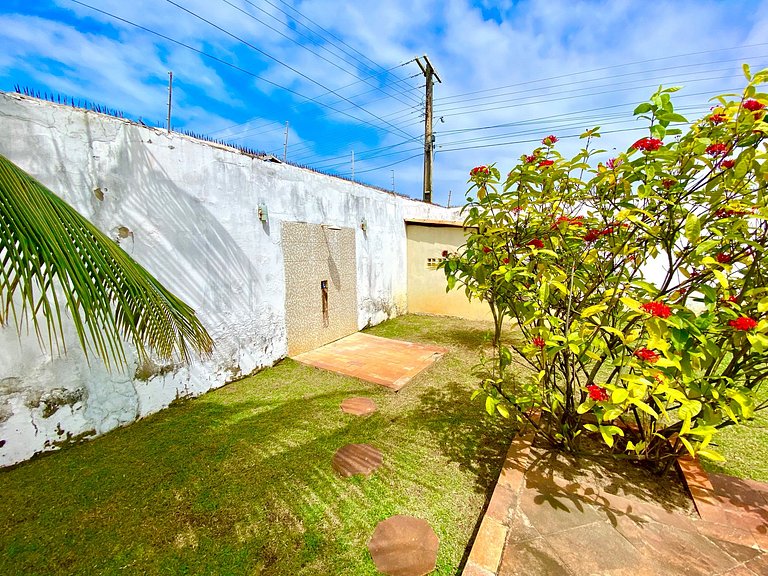 Casa de Praia com Ar, Piscina e Grande Área Verde