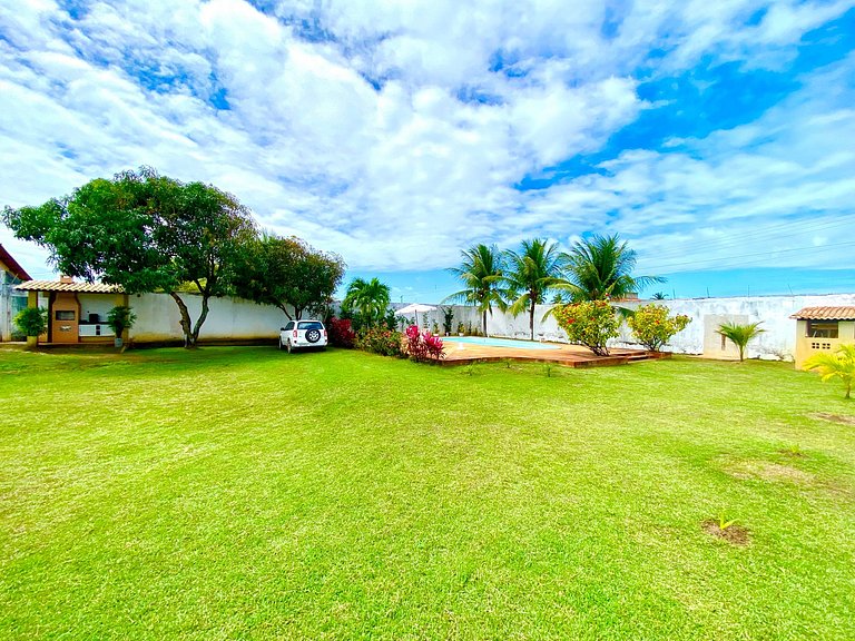 Casa de Praia com Ar, Piscina e Grande Área Verde