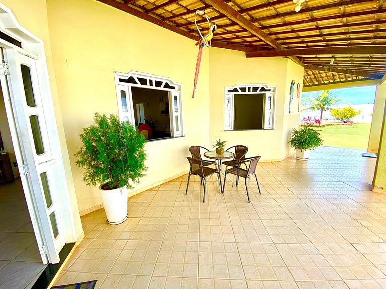 Casa de Praia com Ar, Piscina e Grande Área Verde