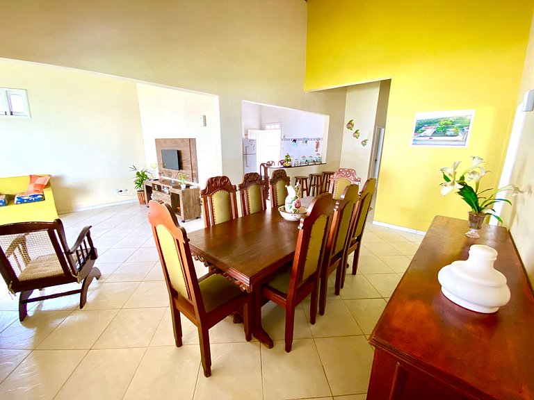 Casa de Praia com Ar, Piscina e Grande Área Verde