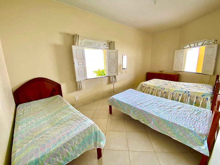 Casa de Praia com Ar, Piscina e Grande Área Verde