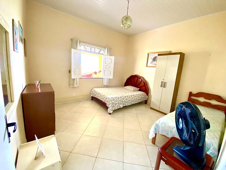 Casa de Praia com Ar, Piscina e Grande Área Verde