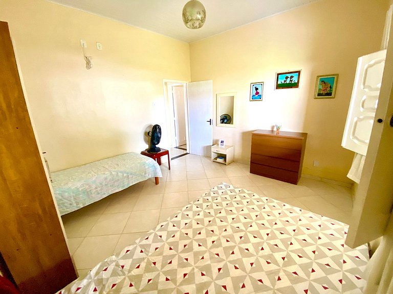 Casa de Praia com Ar, Piscina e Grande Área Verde