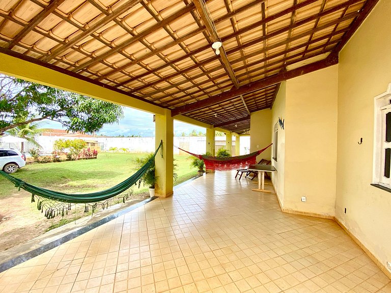 Casa de Praia com Ar, Piscina e Grande Área Verde