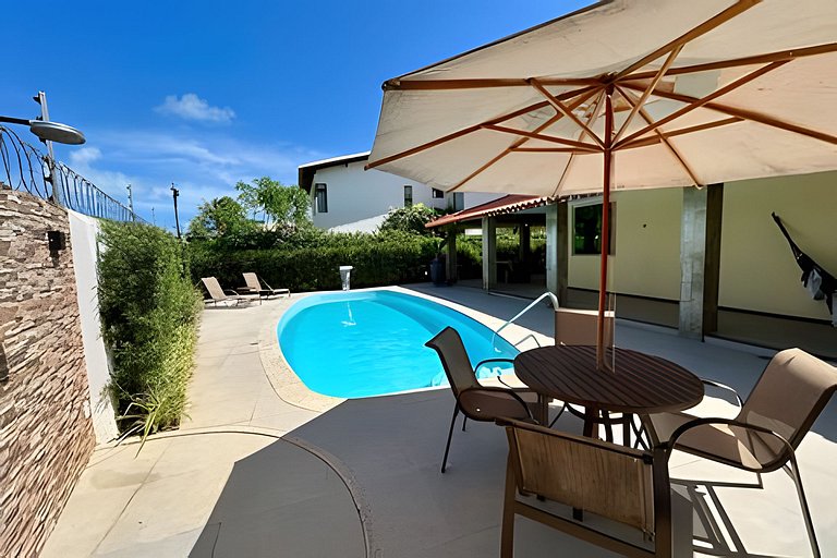 Casa 4/4 c/ AR e piscina em condomínio frente mar