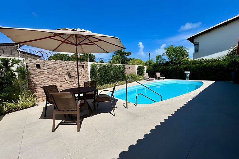 Casa 4/4 c/ AR e piscina em condomínio frente mar