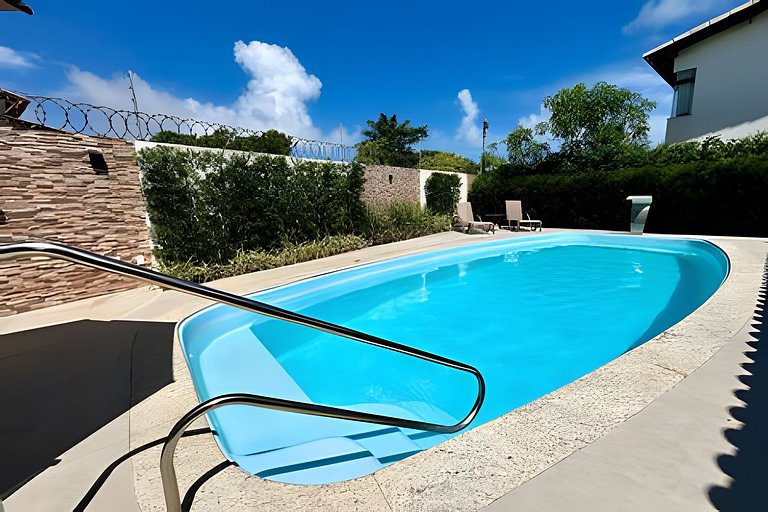 Casa 4/4 c/ AR e piscina em condomínio frente mar