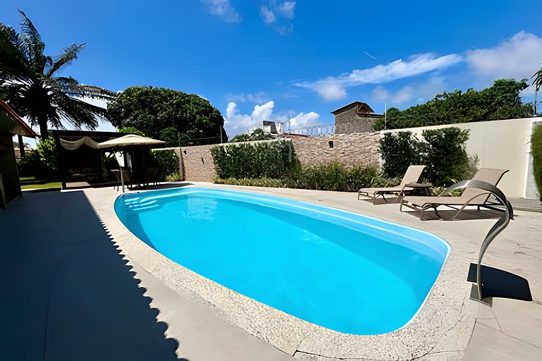 Casa 4/4 c/ AR e piscina em condomínio frente mar