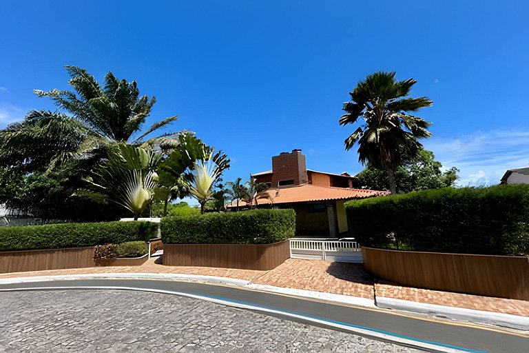 Casa 4/4 c/ AR e piscina em condomínio frente mar