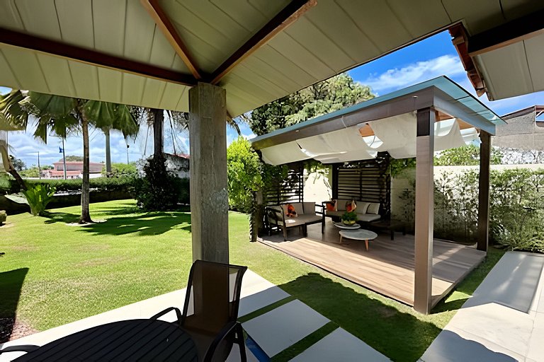 Casa 4/4 c/ AR e piscina em condomínio frente mar