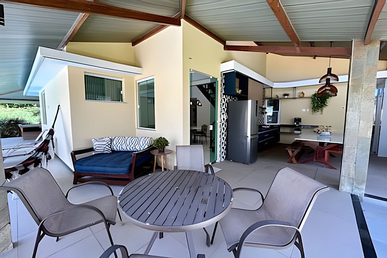 Casa 4/4 c/ AR e piscina em condomínio frente mar