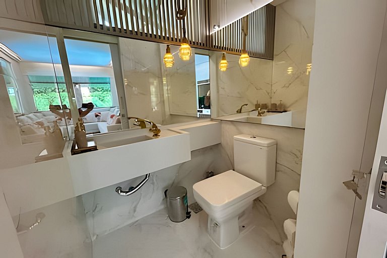 Casa 4/4 c/ AR e piscina em condomínio frente mar