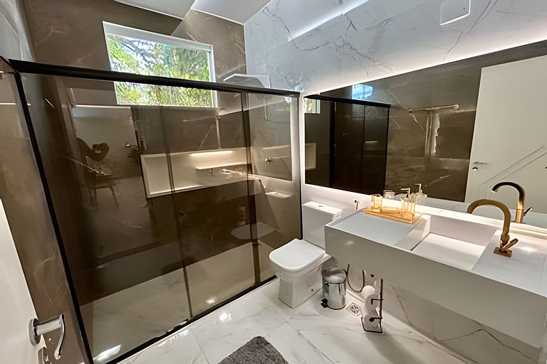 Casa 4/4 c/ AR e piscina em condomínio frente mar