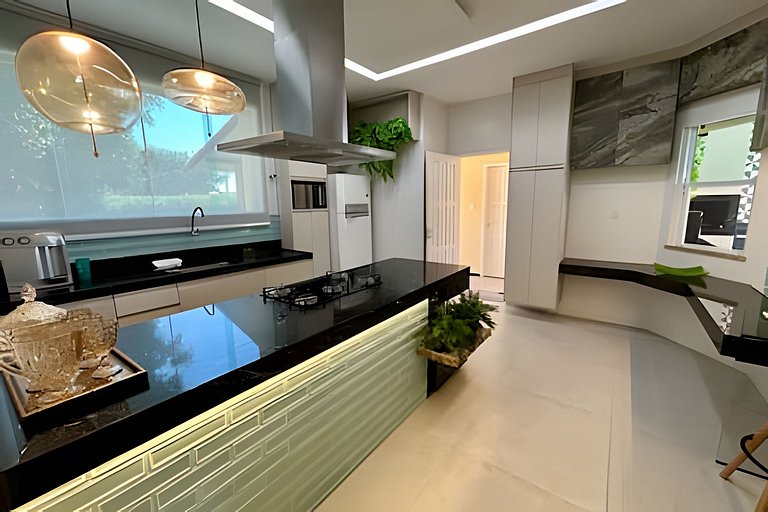 Casa 4/4 c/ AR e piscina em condomínio frente mar