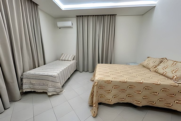 Casa 4/4 c/ AR e piscina em condomínio frente mar