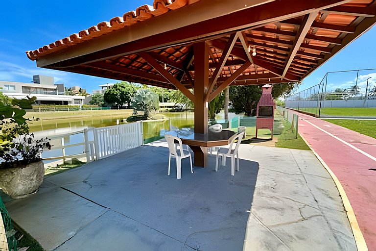 Casa 4/4 c/ AR e piscina em condomínio frente mar