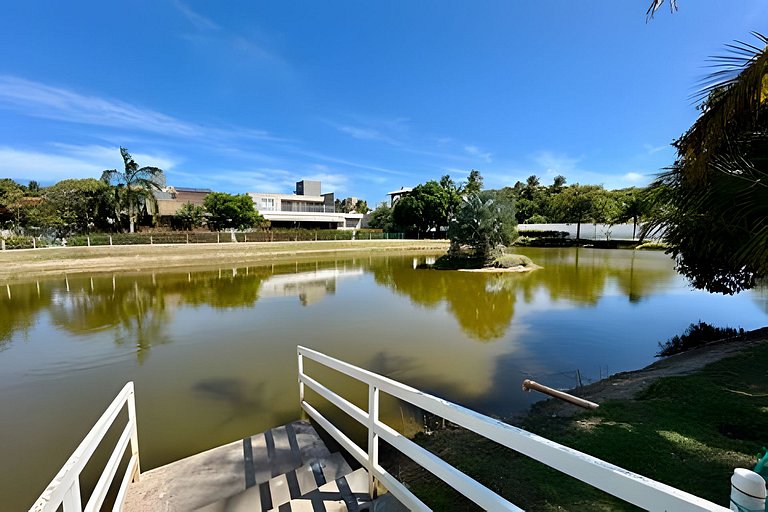 Casa 4/4 c/ AR e piscina em condomínio frente mar