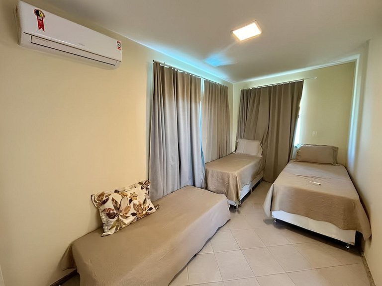 Casa 4/4 c/ AR e piscina em condomínio frente mar