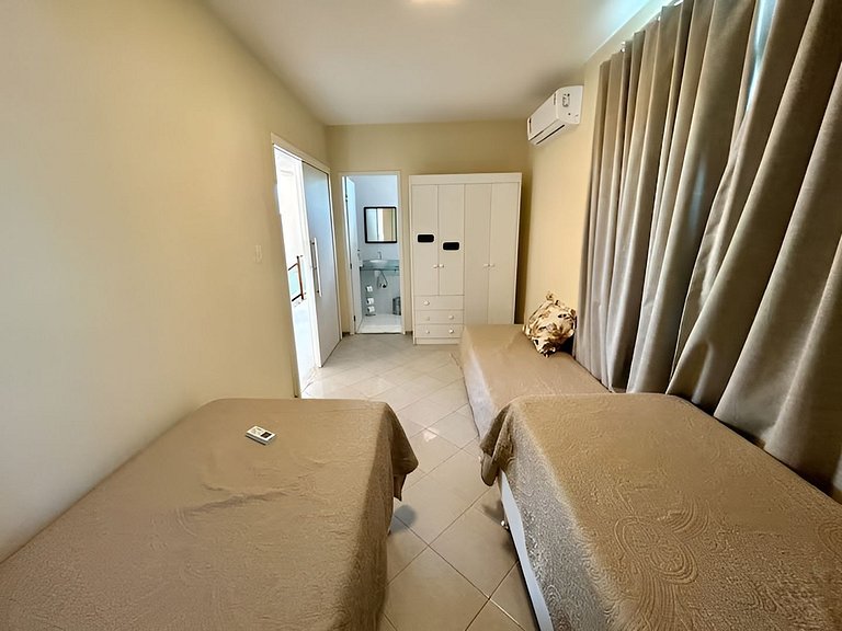 Casa 4/4 c/ AR e piscina em condomínio frente mar