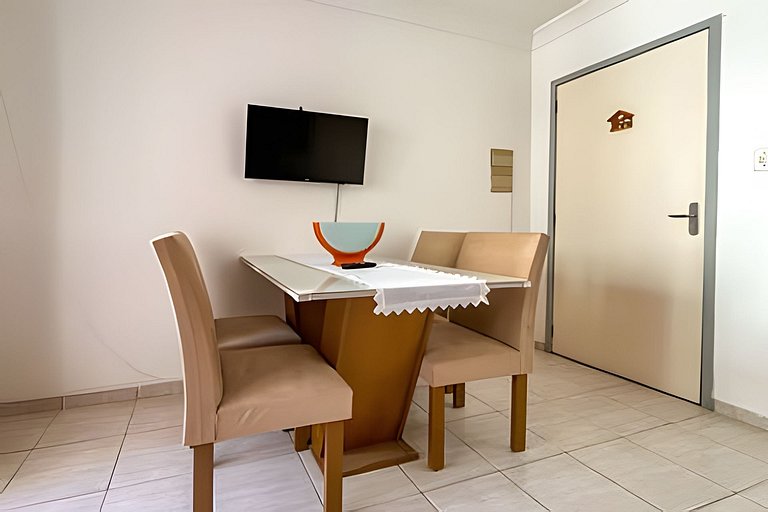 Apto com AR, 3/4 em condomínio com piscina e lazer