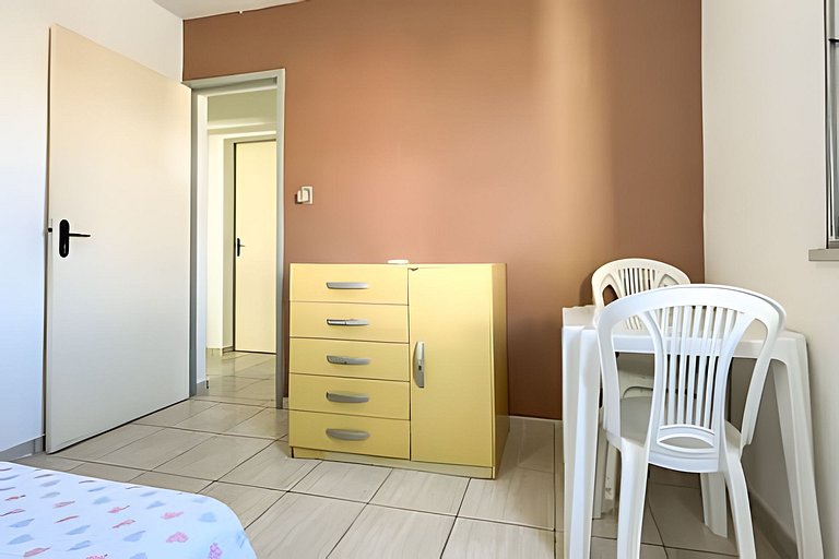 Apto com AR, 3/4 em condomínio com piscina e lazer
