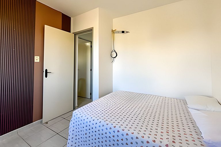Apto com AR, 3/4 em condomínio com piscina e lazer