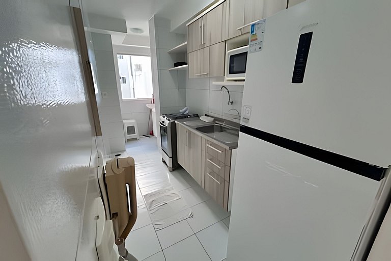 Apto com AR, 3/4 em cond fechado a 5 min da praia