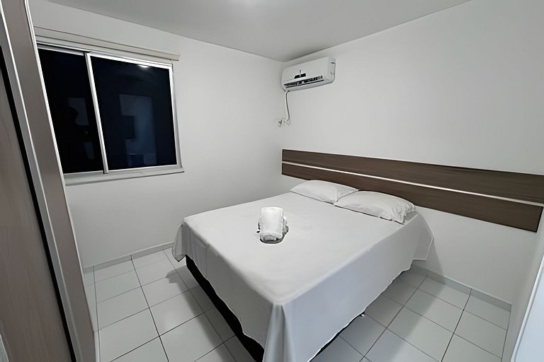 Apto com AR, 3/4 em cond fechado a 5 min da praia