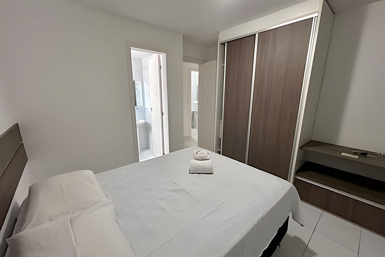 Apto com AR, 3/4 em cond fechado a 5 min da praia