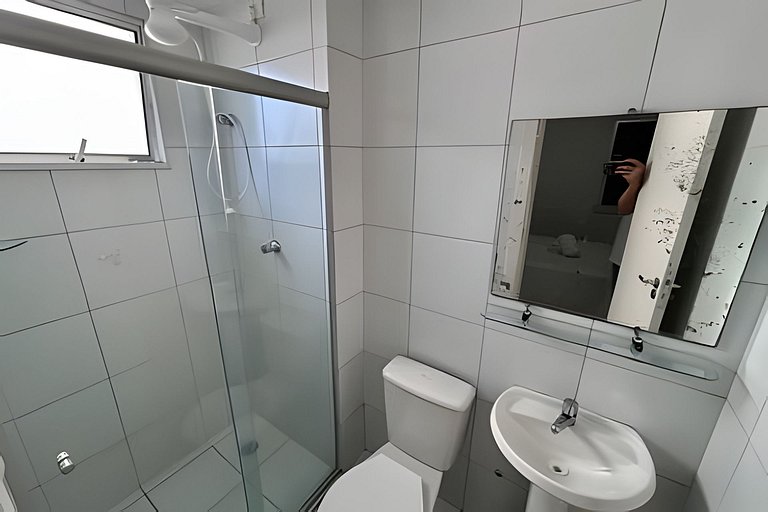 Apto com AR, 3/4 em cond fechado a 5 min da praia