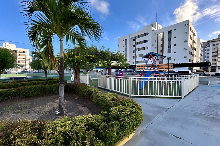 Apto com AR, 3/4 em cond fechado a 5 min da praia