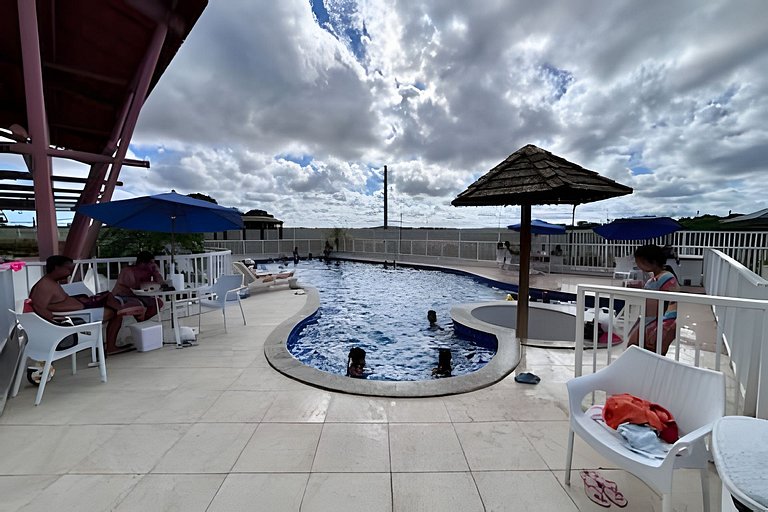 Apto com AR, 2/4 em condomínio clube em Aracaju