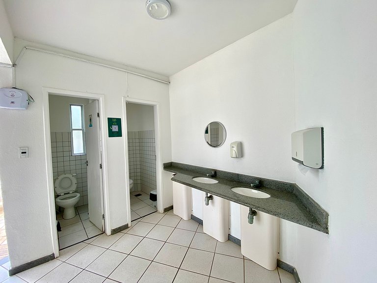 Apto em condomínio 2/4 com AR a 5min de shopping