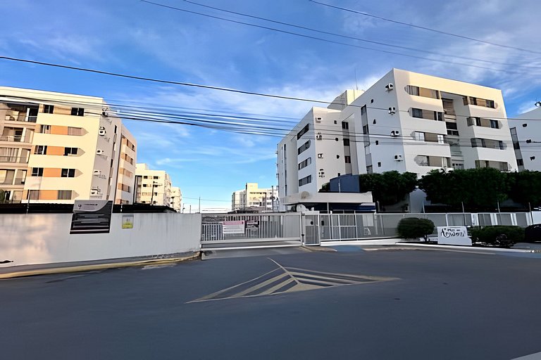 Apto 2/4 com AR em cond a 7 min da Praia de Aruana