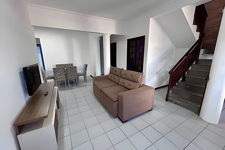 Casa c/ AR, 4/4, mt espaçosa em ótima localização