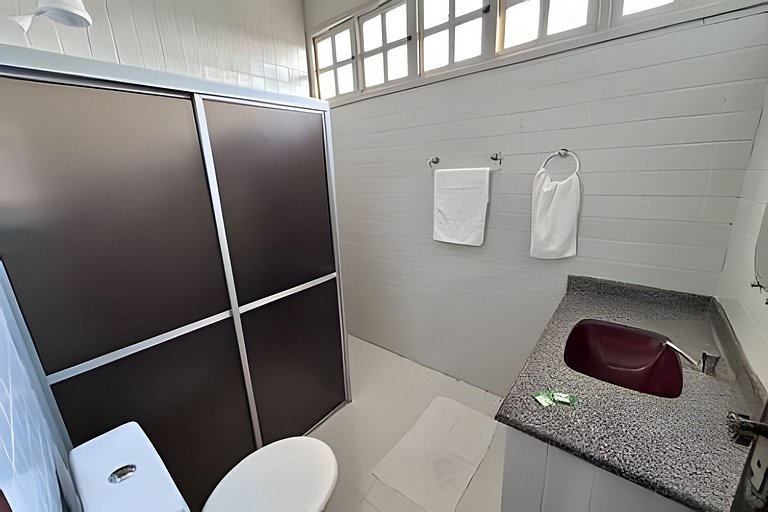 Casa c/ AR, 4/4, mt espaçosa em ótima localização