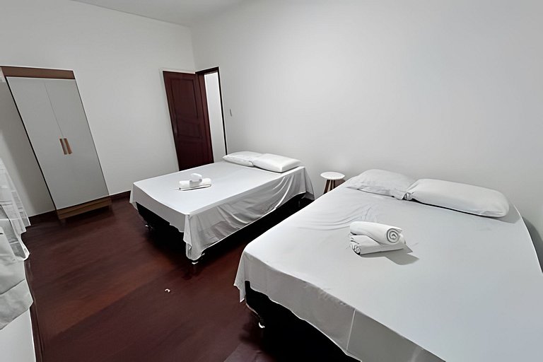 Casa c/ AR, 4/4, mt espaçosa em ótima localização