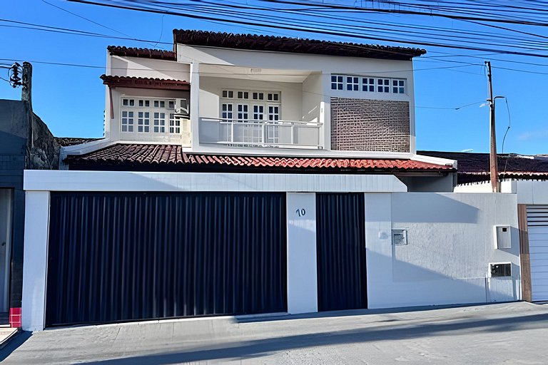 Casa c/ AR, 4/4, mt espaçosa em ótima localização